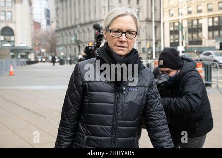 L'avocate de la Défense Laura Menninger arrive au palais de justice fédéral dans le district sud de New York pour le procès de Ghislaine Maxwell.Un jury a entamé ses délibérations sur la question de savoir si la socialite britannique est un prédateur dangereux qui a recruté des adolescents victimes d’abus sexuels par le financier Jeffrey Epstein, comme l’affirment les procureurs.Date de la photo: Mercredi 22 décembre 2021. Banque D'Images