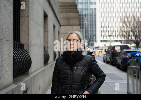 L'avocate de la Défense Laura Menninger arrive au palais de justice fédéral dans le district sud de New York pour le procès de Ghislaine Maxwell.Un jury a entamé ses délibérations sur la question de savoir si la socialite britannique est un prédateur dangereux qui a recruté des adolescents victimes d’abus sexuels par le financier Jeffrey Epstein, comme l’affirment les procureurs.Date de la photo: Mercredi 22 décembre 2021. Banque D'Images