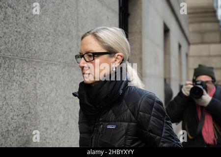 L'avocate de la Défense Laura Menninger arrive au palais de justice fédéral dans le district sud de New York pour le procès de Ghislaine Maxwell.Un jury a entamé ses délibérations sur la question de savoir si la socialite britannique est un prédateur dangereux qui a recruté des adolescents victimes d’abus sexuels par le financier Jeffrey Epstein, comme l’affirment les procureurs.Date de la photo: Mercredi 22 décembre 2021. Banque D'Images