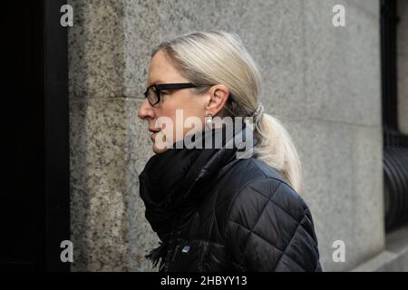 L'avocate de la Défense Laura Menninger arrive au palais de justice fédéral dans le district sud de New York pour le procès de Ghislaine Maxwell.Un jury a entamé ses délibérations sur la question de savoir si la socialite britannique est un prédateur dangereux qui a recruté des adolescents victimes d’abus sexuels par le financier Jeffrey Epstein, comme l’affirment les procureurs.Date de la photo: Mercredi 22 décembre 2021. Banque D'Images