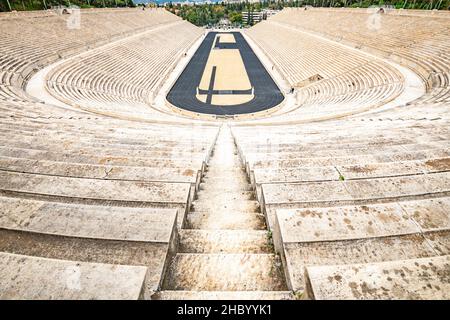 Vue horizontale en hauteur sur le stade panathénaïque d'Athènes, Grèce. Banque D'Images