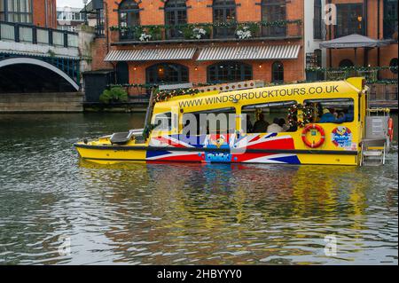 Windsor, Berkshire, Royaume-Uni.22nd décembre 2021.Malgré le temps sombre, le véhicule amphibie de Windsor Duck Tours a fait découvrir les gens aujourd'hui sur la Tamise à Windsor.Crédit : Maureen McLean/Alay Banque D'Images