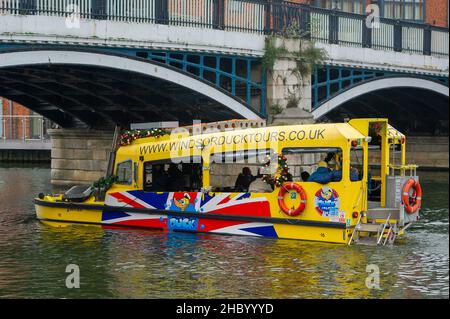 Windsor, Berkshire, Royaume-Uni.22nd décembre 2021.Malgré le temps sombre, le véhicule amphibie de Windsor Duck Tours a fait découvrir les gens aujourd'hui sur la Tamise à Windsor.Crédit : Maureen McLean/Alay Banque D'Images