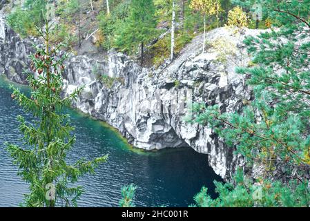 Une grotte en marbre au-dessus d'une carrière de montagne inondée dans le parc Ruskeala, à Carélie Banque D'Images