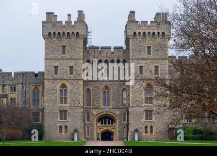 Windsor, Berkshire, Royaume-Uni.22nd décembre 2021.Château de Windsor.Sa Majesté la Reine ne sera pas de nouveau à Sandringham cette année et restera résidente au château de Windsor par mesure de précaution en raison de la pandémie Covid-19 et du nombre croissant de cas de la variante Omicron.Crédit : Maureen McLean/Alay Banque D'Images