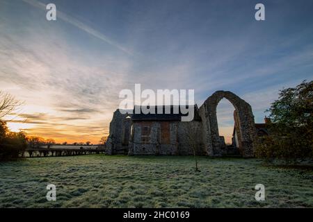 Les ruines de l'abbaye de Leiston datant du 14th siècle au lever du soleil à Suffolk, Royaume-Uni Banque D'Images