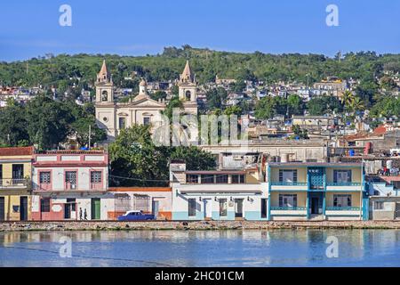 Vue sur le front de mer et Iglesia de San Pedro Apóstol / San Pedro l'Eglise Apôtre dans la ville de Matanzas sur l'île de Cuba, Caraïbes Banque D'Images