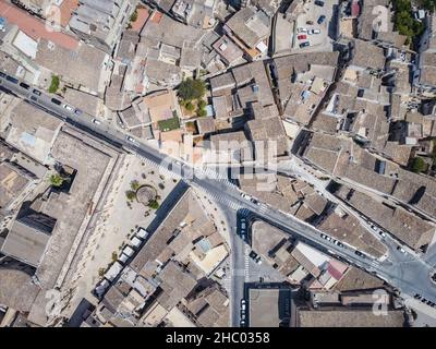 Tir de drone aérien de la ville baroque de Scicli, province de Ragusa, sud-est de la Sicile. Banque D'Images