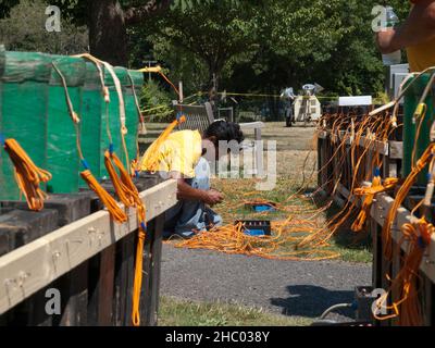 Ridgewood - 05-JUL - RN66960- Ridgewood Fireworks Show, installation.Lucino Dugue organise l'enchevêtrement de fils sur une boîte de jonction.PHOTO DE JIM DELILLO Banque D'Images