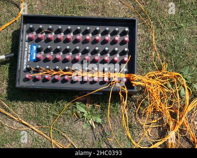 Ridgewood - 05-JUL - RN66960- Ridgewood Fireworks Show, installation.Lucino Dugue organise l'enchevêtrement de fils sur une boîte de jonction.PHOTO DE JIM DELILLO Banque D'Images