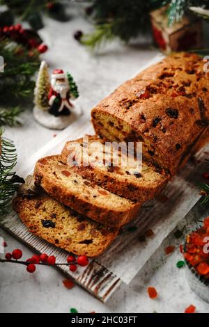 Gâteau aux fruits de Noël maison ou pain tutti frutti indien sur fond de vacances de Noël, foyer sélectif Banque D'Images