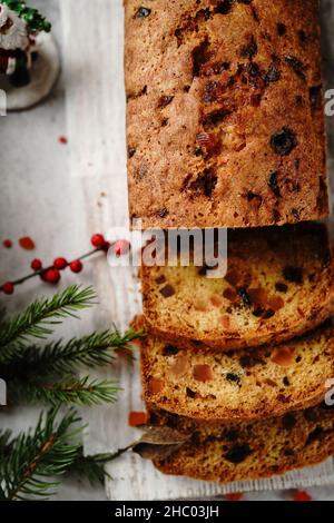 Gâteau aux fruits de Noël maison ou pain tutti frutti indien sur fond de vacances de Noël, foyer sélectif Banque D'Images