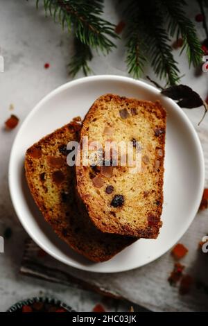 Gâteau aux fruits de Noël maison ou pain tutti frutti indien sur fond de vacances de Noël, foyer sélectif Banque D'Images