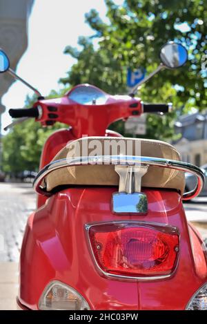 Arrière du scooter à moteur rouge avec feu d'arrêt arrière.La moto est un véhicule et le transport dans la ville. Banque D'Images