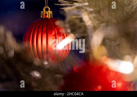 Décoration de Noël rouge boule élément sur arbre de noël.Je vous souhaite un joyeux Noël. Banque D'Images