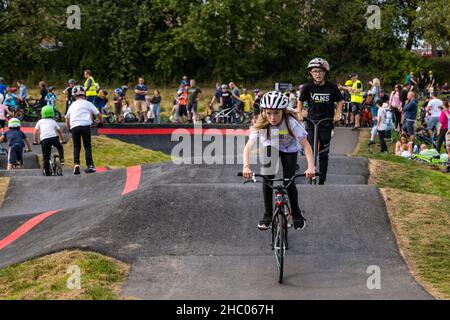 Enfants à vélo lors de l'événement d'ouverture sur la piste de pompage Ormiston BMX, East Lothian, Écosse, Royaume-Uni Banque D'Images