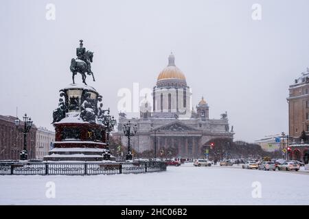 Saint-Pétersbourg, Russie.- 04 décembre 2021.Vue sur la cathédrale Saint-Isaac et la statue équestre de l'empereur Nicholas 1.Chute de neige, hiver givré Banque D'Images