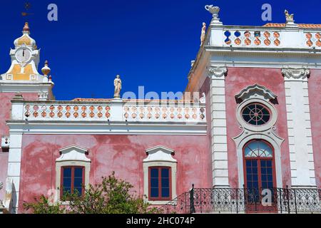 La façade rose du palais NeoRococo est orientée vers le sud. Elle est dotée d'un balcon, d'une tour d'horloge et de statues blanches balustrade sur le toit.Estoi-Algarve-Portugal-028 Banque D'Images