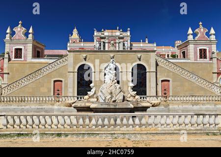 Grande fontaine pas de travail-mermaids et nymphes sculptures-façade rose-neoRococo palais.Estoi-Algarve-Portugal-040 Banque D'Images