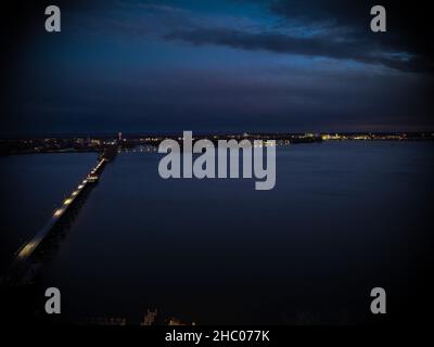 Vue aérienne du sentier de randonnée.Un ancien pont de chemin de fer abandonné autrefois converti en sentier de randonnée au-dessus du lac.Des couleurs éclatantes la nuit.Neenah WI Banque D'Images