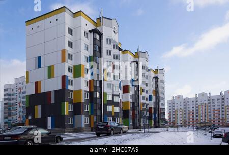 La façade d'un bâtiment multicolore à plusieurs étages.Minsk, Bélarus.21 décembre 2021 Banque D'Images