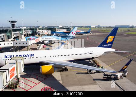 Schiphol, pays-Bas - 28 octobre 2021 : avions commerciaux garés à l'aérodrome prêts à transporter des passagers dans le monde entier Banque D'Images