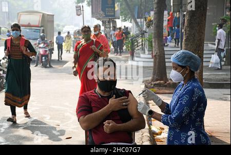 Mumbai, Inde.22nd décembre 2021.Un agent de santé administre une dose du vaccin contre le covishield à un homme lors d'une campagne de vaccination dans la rue Navi Mumbai.Le nombre de personnes vaccinées a augmenté tandis que les nouveaux cas de variante d'omicron augmentent.Crédit : SOPA Images Limited/Alamy Live News Banque D'Images