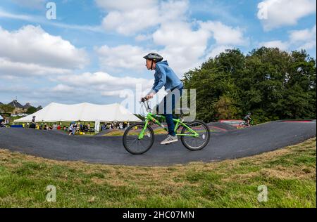 Garçon à vélo lors d'un événement d'ouverture sur la piste de pompe Ormiston BMX, East Lothian, Écosse, Royaume-Uni Banque D'Images