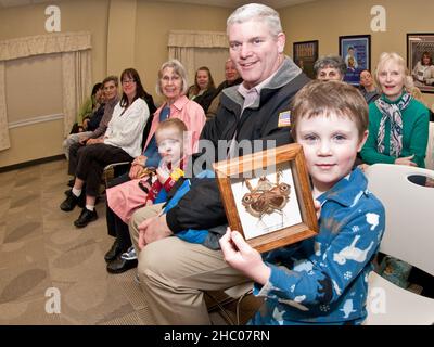 Waldwick - 01 MARS - Ryan et son père Chris montrent une Mantis en prière.Bibliothèque Waldwick Butterfly Guy Rick Mikula .PHOTO DE JIM DELILLO Banque D'Images