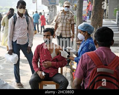 Mumbai, Inde.22nd décembre 2021.Un agent de santé administre une dose du vaccin contre le covishield à un homme lors d'une campagne de vaccination dans la rue Navi Mumbai.Le nombre de personnes vaccinées a augmenté tandis que les nouveaux cas de variante d'omicron augmentent.(Photo par Ashish Vaishnav/SOPA Images/Sipa USA) crédit: SIPA USA/Alay Live News Banque D'Images