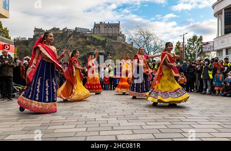 Danseurs indiens avec le château d'Édimbourg en arrière-plan, festival de Diwali, Édimbourg, Écosse, Royaume-Uni Banque D'Images