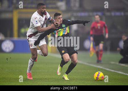Milan, Italie.22nd décembre 2021.Alexis Sanchez du FC Internazionale est défié par Gleison Bremer du FC Torino lors du match de football Serie A entre le FC Internazionale et le FC Torino.Credit: Nicolò Campo/Alay Live News Banque D'Images