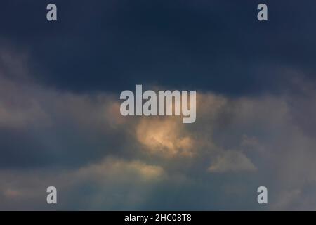 Les rayons du soleil se rendent à travers les nuages Banque D'Images