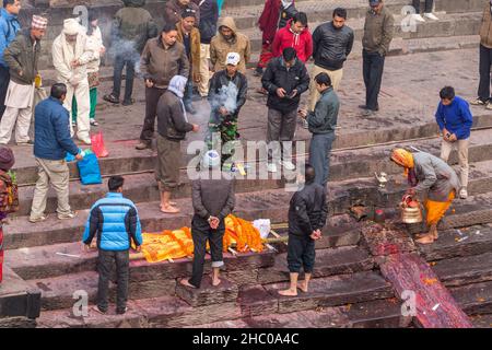 Les mouneurs brûlent de l'encens dans le cadre de la cérémonie hindoue de crémation au Pashumpatinath, à Katmandou, au Népal. Banque D'Images
