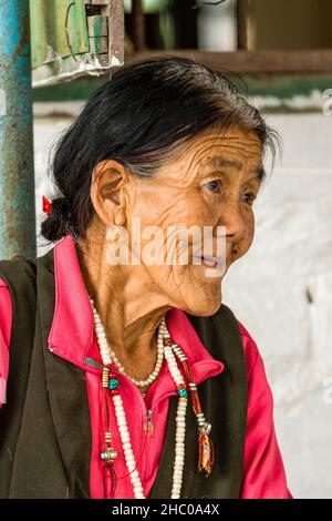 Une ancienne réfugiée tibétaine dans une colonie de réfugiés à Pokhara, au Népal. Banque D'Images