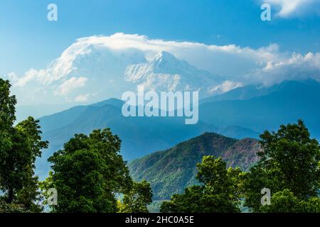 Hiunchuli avec Annapurna Sud partiellement obscurci dans les nuages dans l'Himalaya népalais.De Sarangkot, Pokhara, Népal. Banque D'Images