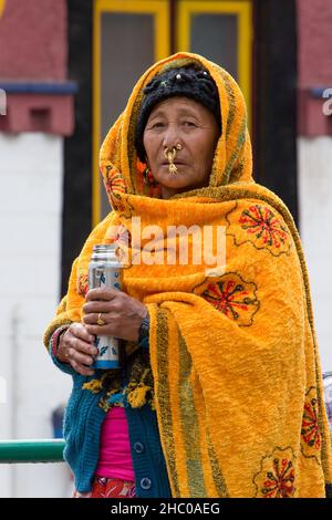 Une femme néwar népalaise plus ancienne avec un anneau de nez élaboré sur la place Hanuman Dhoka, Katmandou, Népal. Banque D'Images