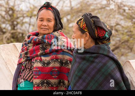 Deux vieilles femmes népalaises vêlées de façon traditionnelle au complexe du temple de Swayambhunath à Katmandou, au Népal. Banque D'Images