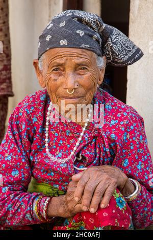 Une femme népalaise Gorkha âgée en tenue traditionnelle.Katmandou, Népal. Banque D'Images