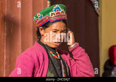 Une jeune femme tibétaine réfugiée vêtue de façon traditionnelle près de la Boudhanath Stupa à Katmandou, au Népal. Banque D'Images