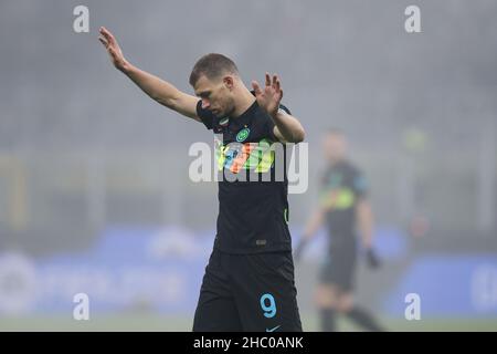 Stade San Siro, Milan, Italie, 22 décembre 2021,Edin Dzeko (FC Internazionale) gestes pendant Inter - FC Internazionale vs Torino FC - italian soccer série A match Banque D'Images