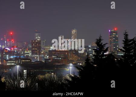 Vue sur le centre-ville de Leeds depuis le cimetière de Holbeck.Yorkshires 2 plus hauts bâtiments 'Altus House' et 'Bridgewater place' peuvent être vus Banque D'Images