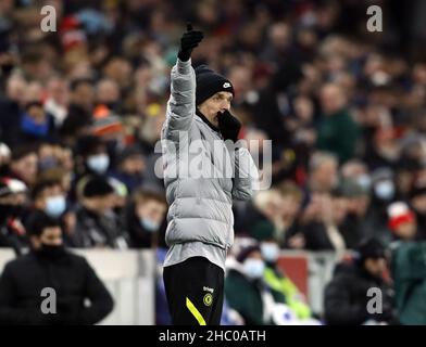 Londres, Angleterre, 22nd décembre 2021.Thomas Tuchel, directeur de Chelsea, signale la ligne de contact lors du match de la Carabao Cup au Brentford Community Stadium, Londres.Le crédit photo devrait se lire: Paul Terry / Sportimage Banque D'Images