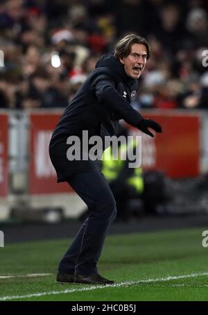 Londres, Angleterre, 22nd décembre 2021.Le directeur de Brentford, Thomas Frank, donne des instructions de la ligne de contact lors du match de la Carabao Cup au Brentford Community Stadium, à Londres.Le crédit photo devrait se lire: Paul Terry / Sportimage Banque D'Images