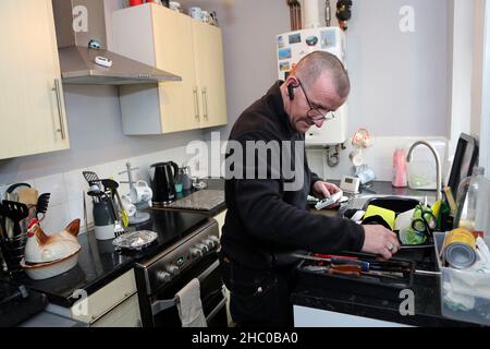 James Anderson est un plombier qui dirige la compagnie Depher C.I..C, courte pour handicapés et personnes âgées plomberie et chauffage d'urgence intervention.James Regulary Banque D'Images