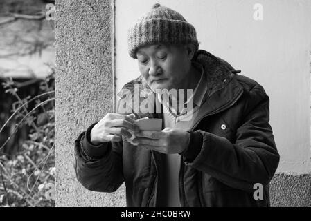 Chine, Shanghai.Des hommes chinois jouant au mahjong ou au majiang, un jeu chinois très populaire dans le parc de fuxing Banque D'Images