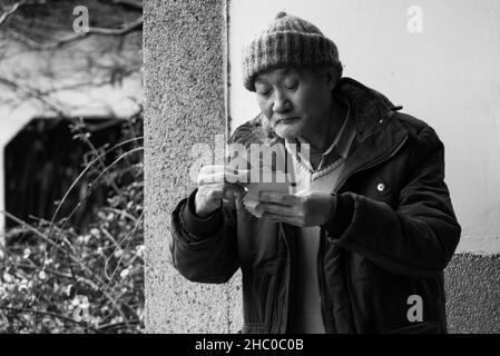 Chine, Shanghai.Des hommes chinois jouant au mahjong ou au majiang, un jeu chinois très populaire dans le parc de fuxing Banque D'Images