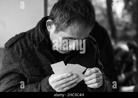 Chine, Shanghai.Des hommes chinois jouant au mahjong ou au majiang, un jeu chinois très populaire dans le parc de fuxing Banque D'Images