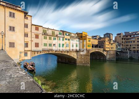 Florence, Italie - 17 août 2021 : vue sur la rue du Ponte Vecchio à Florence. Banque D'Images