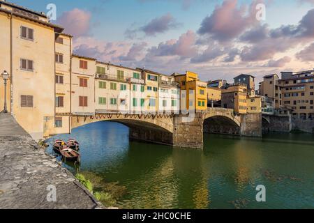 Florence, Italie - 17 août 2021 : vue sur la rue du Ponte Vecchio à Florence. Banque D'Images